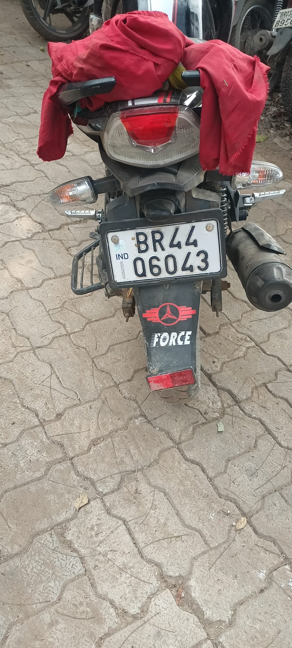 आरा से चोरी हुई बाइक पड़रिया से बरामद, शराब के साथ दो गिरफ्तार