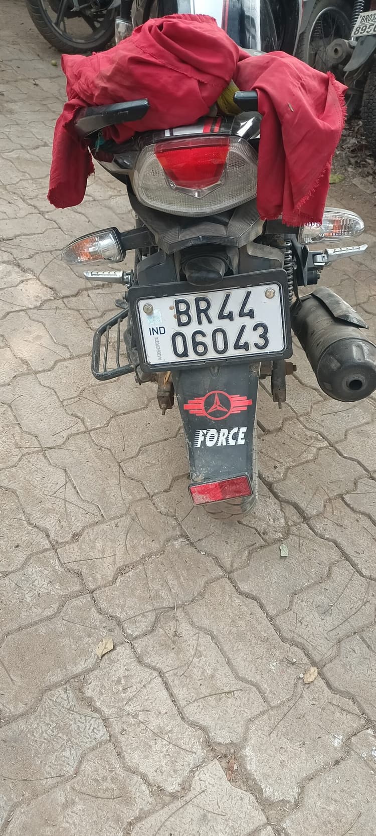 आरा से चोरी हुई बाइक पड़रिया से बरामद, शराब के साथ दो गिरफ्तार