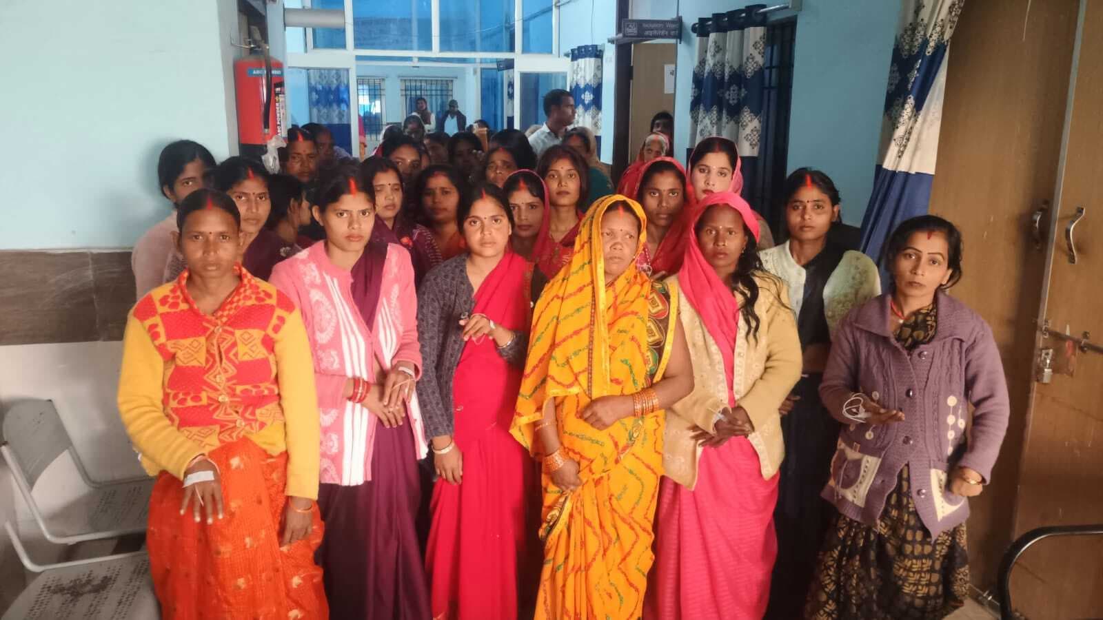 चिकित्सक के चार घंटे देर से पहुंचने पर महिलाओं ने जताया विरोध