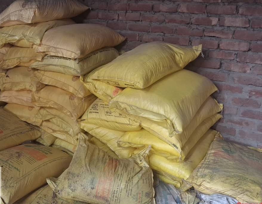 गड़हरा में अनाधिकृत गोदाम से 67 बैग उर्वरक जब्त, केस दर्ज