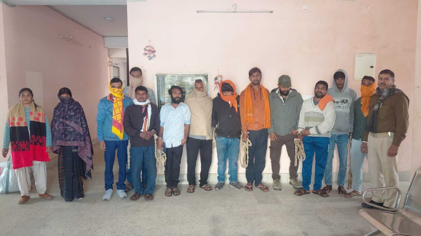 देसी व विदेशी शराब के साथ चार तस्कर व आठ पियक्कड़ गिरफ्तार