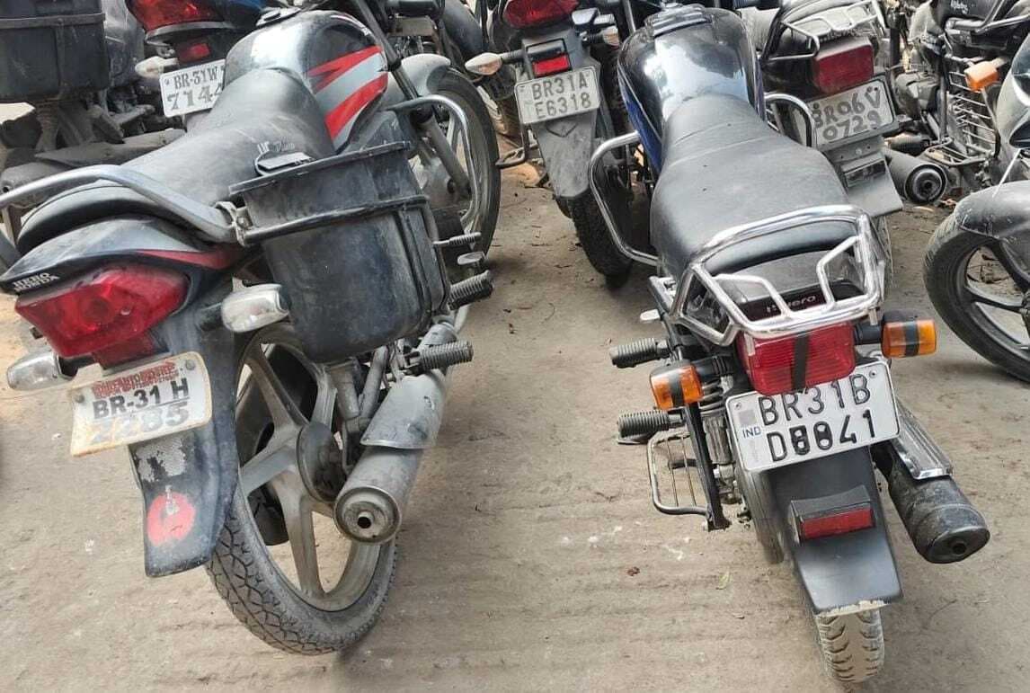 hajipur news. चोरी की दो बाइकों के साथ दो आरोपित गिरफ्तार
