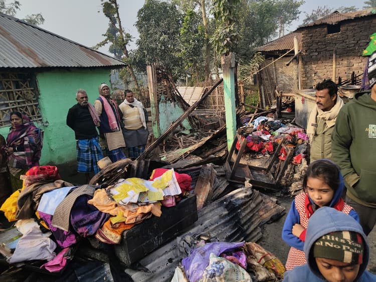 आग लगने से दो घर सहित संपत्ति जलकर खाक