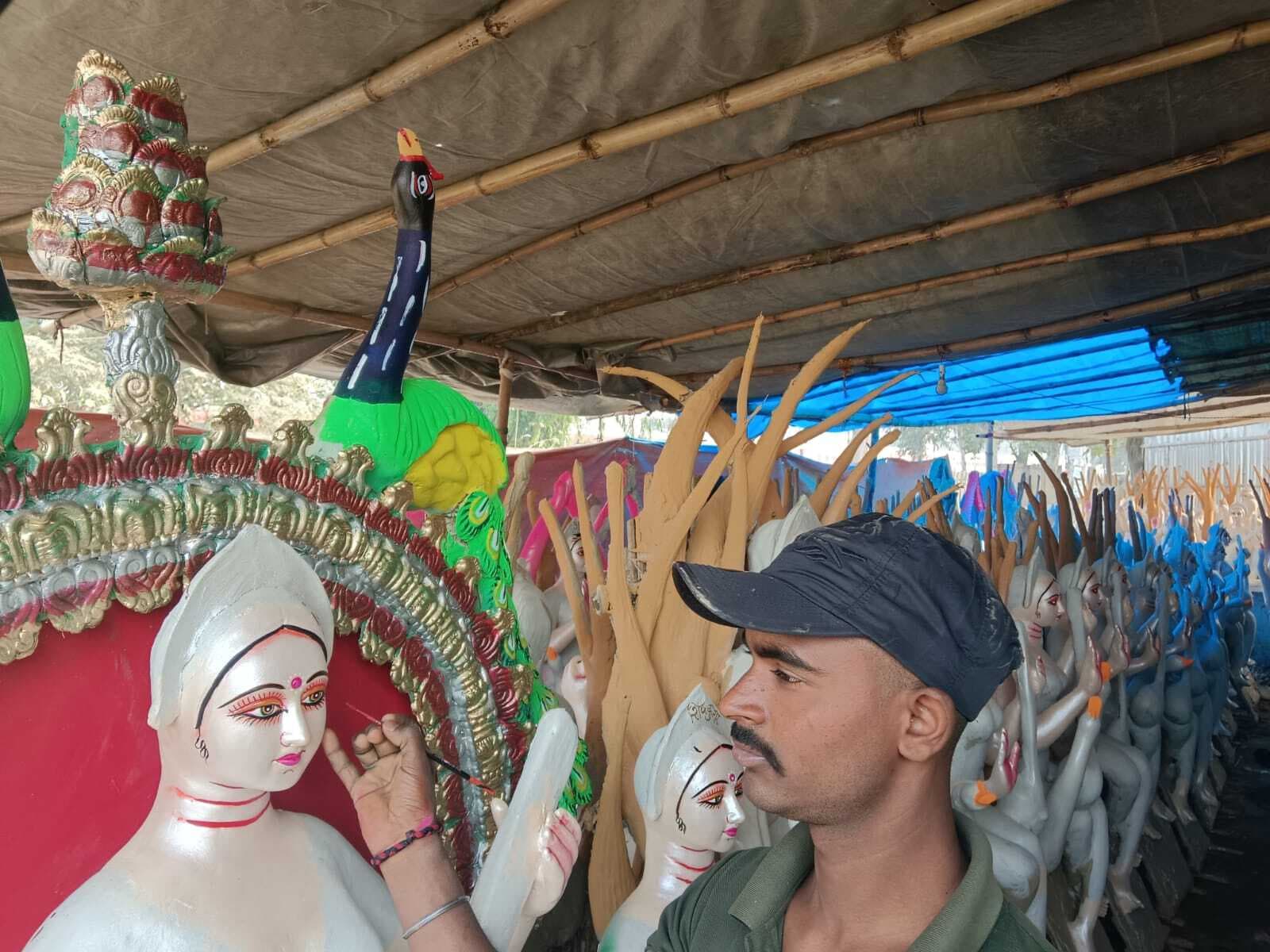 मां सरस्वती की प्रतिमा पर चढ़ने लगा रंग, निर्माण कार्य में आयी तेजी