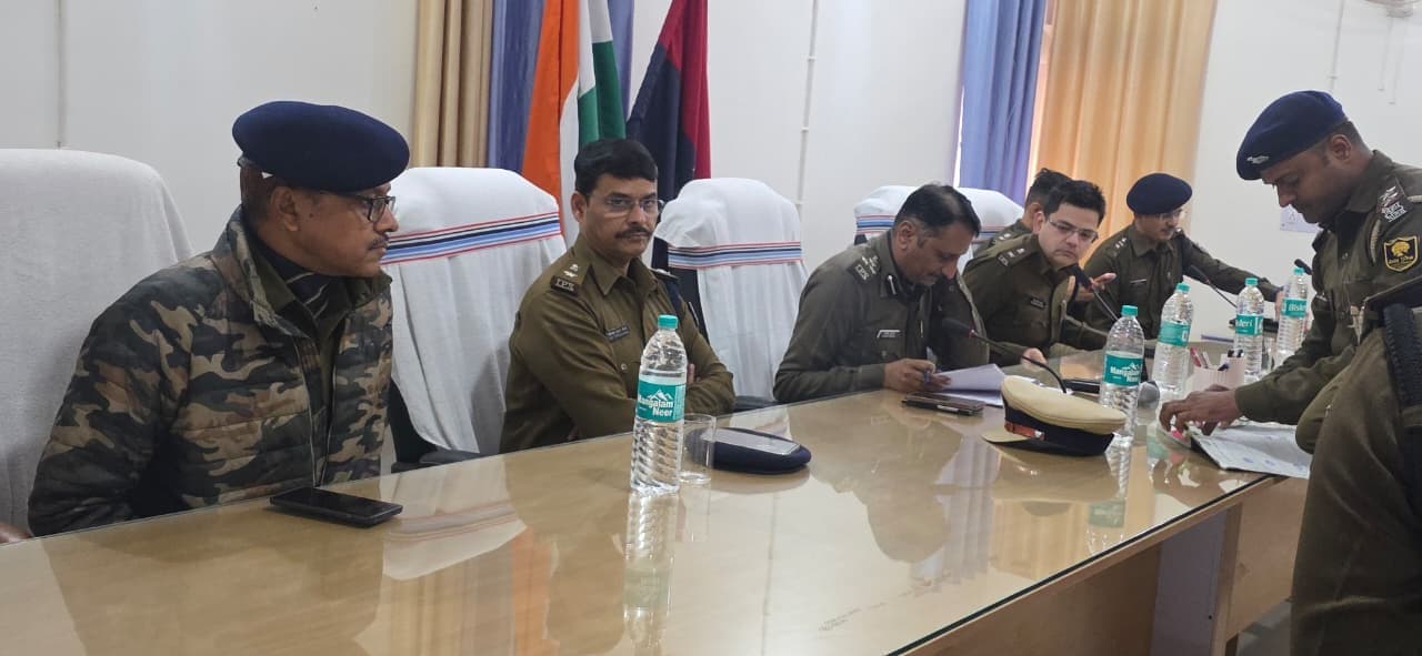 सुरक्षा व्यवस्था करें सुदृढ़ व अपराधियों पर कसें नकेल : डीआइजी