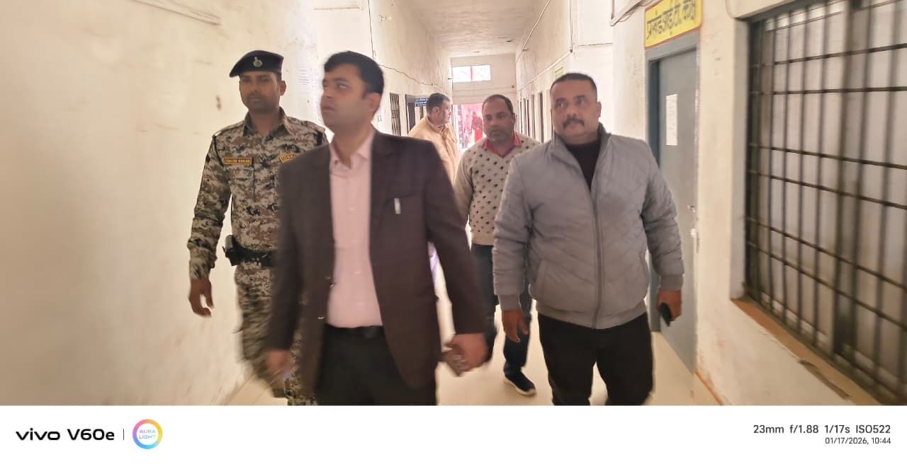 अनुपस्थित कर्मियों का एक दिन का वेतन रोकते हुए मांगा स्पष्टीकरण