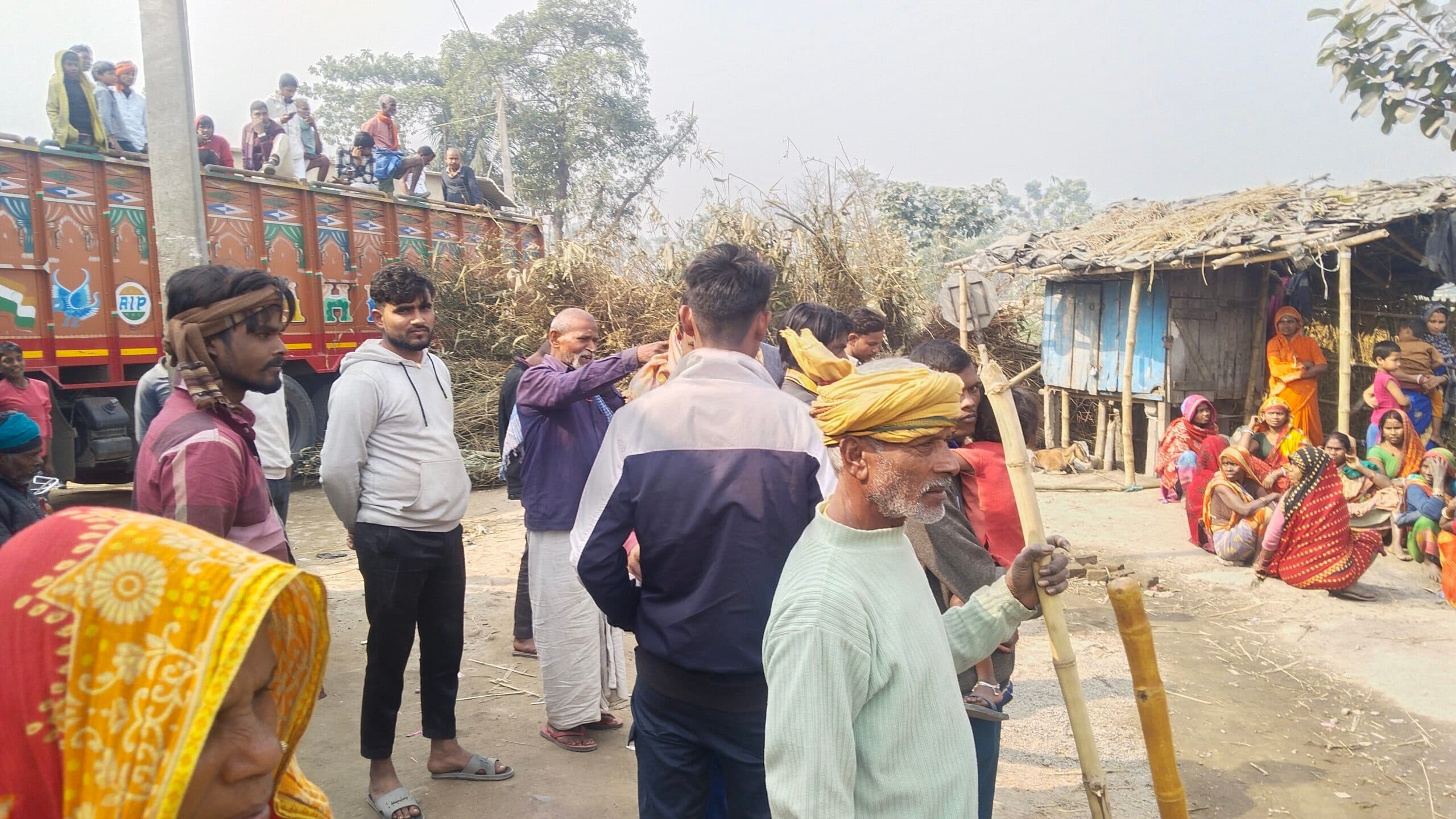 विद्यालय भवन निर्माण को लेकर दो पक्षों में विवाद, किया सड़क जाम