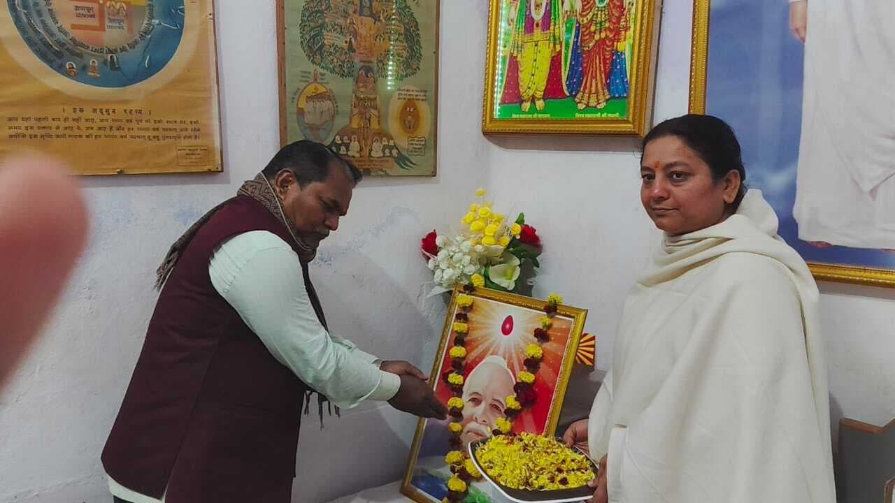प्रजापिता ब्रह्मा बाबा के चित्र पर किया पुष्पांजलि अर्पित