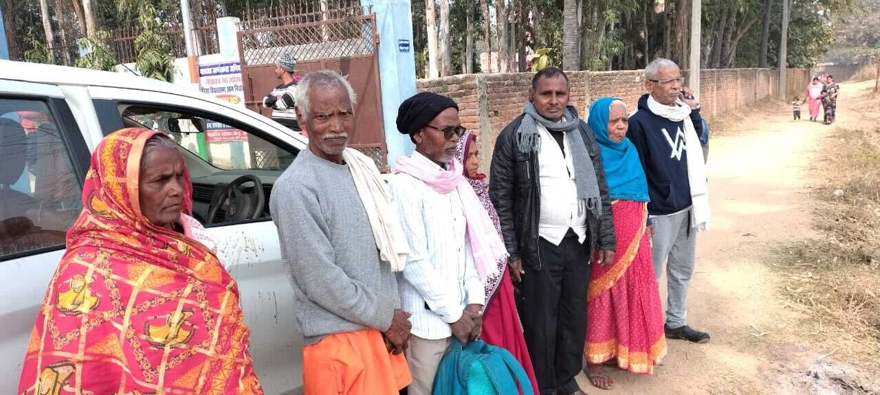 सीएचसी से आंखों के ऑपरेशन के लिए 12 लोगों को भेजा गया पटना