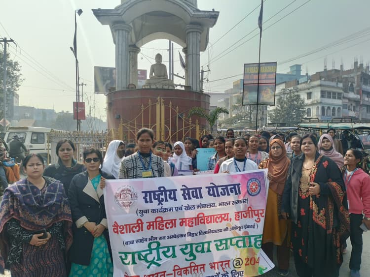 hajipur news. भाषण में रितु व पोस्टर मेकिंग में संध्या अव्वल