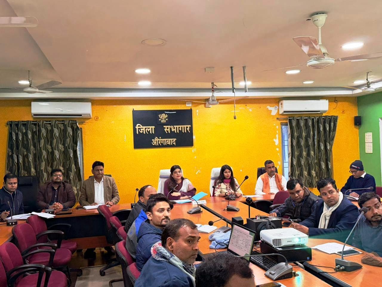 डीएम ने धान खरीद का लिया जायजा, किसानों को ससमय भुगतान पर जोर