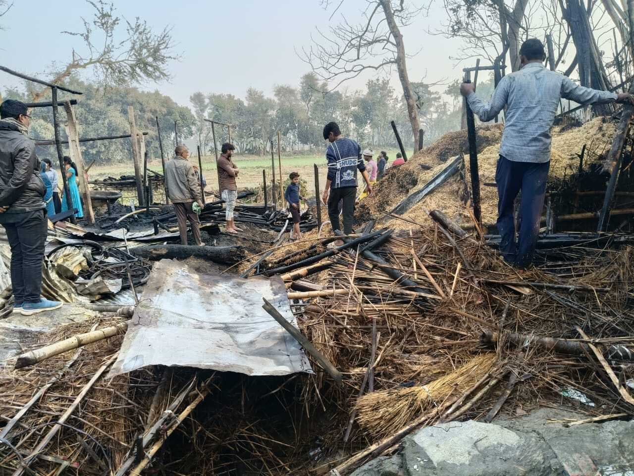 अगलगी में आधा दर्जन घर जले, हजारों की संपत्ति राख