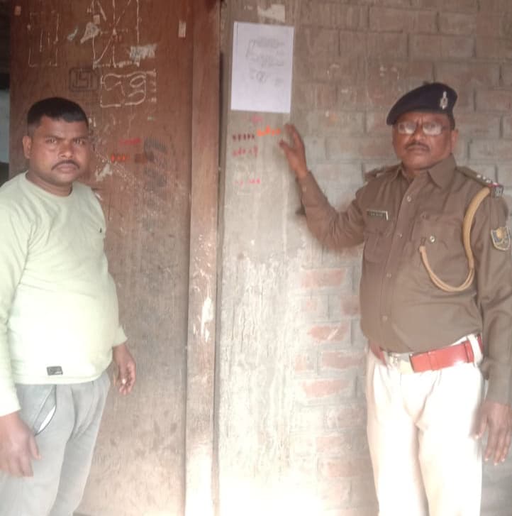 हत्याकांड के आरोपी के घर चिपकाया इश्तेहार