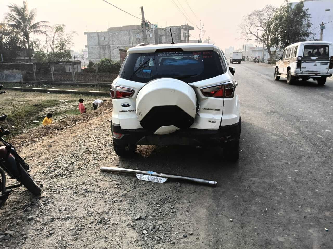 सड़क दुर्घटना में बाल-बाल बचे आपूर्ति पदाधिकारी