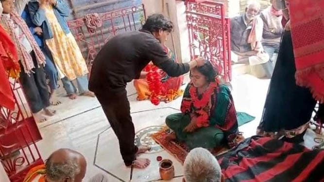 प्रेमी युगल की ग्रामीणों ने मंदिर में करायी शादी