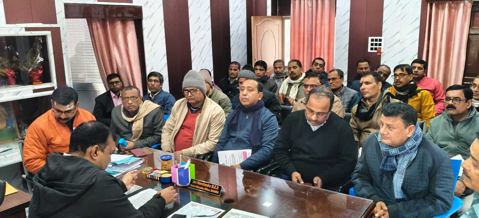 इंटर व मैट्रिक की परीक्षा तैयारी को ले डीईओ ने केंद्राधीक्षकों के साथ की बैठक, दिया दिशा-निर्देश