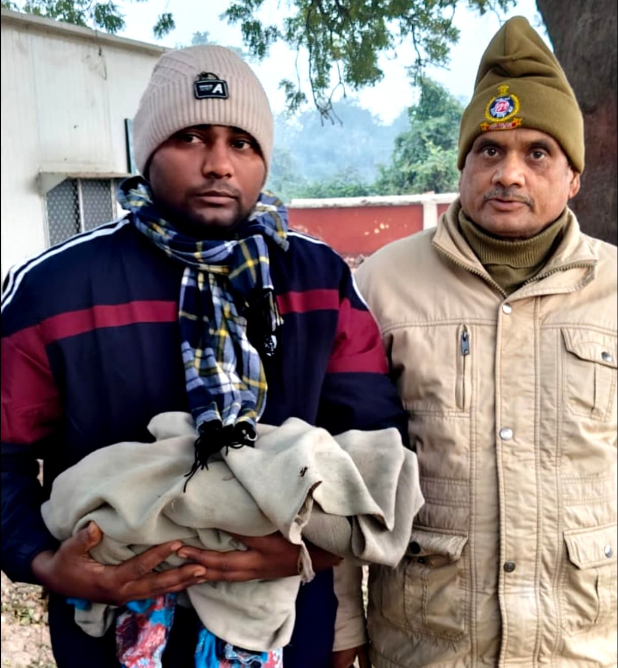 नवादा रेलवे स्टेशन परिसर में मिला नवजात, स्टेशन मास्टर की तत्परता से बची जान