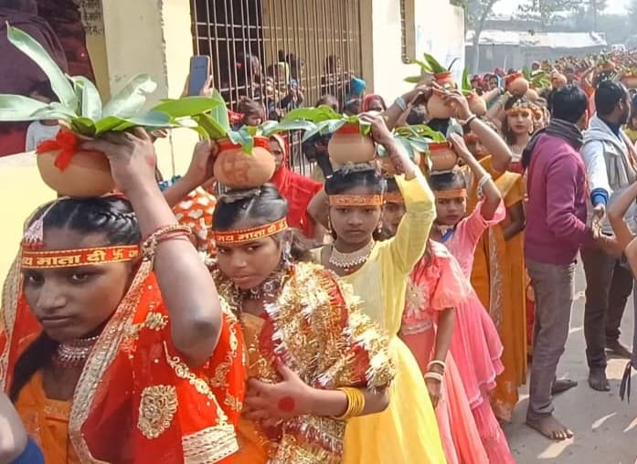 भागवत कथा को निकाली कलश शोभायात्रा