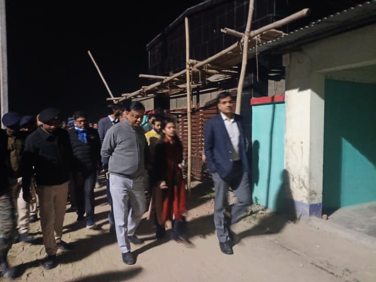 डीएम ने प्राणपुर प्रखंड मुख्यालय में नवनिर्मित भवन का किया निरीक्षण