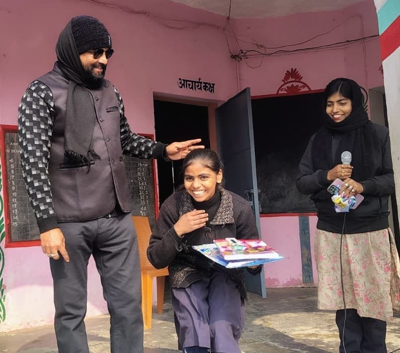 ''प्रज्ञा की कहानी काम आई पढ़ाई'' प्रकाशित होने पर प्राचार्य ने किया सम्मानित