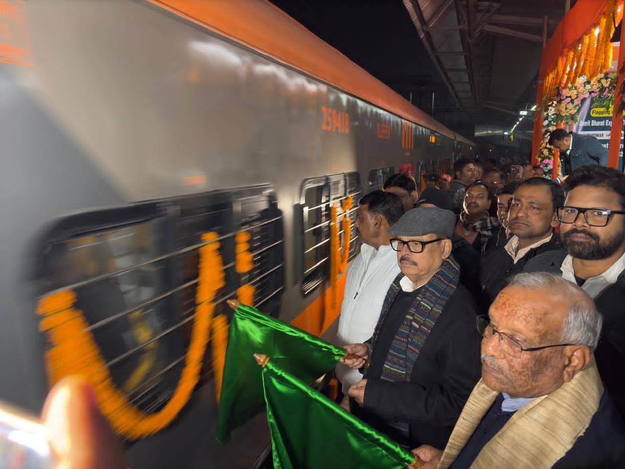 अमृत भारत ट्रेन का कटिहार रेलवे स्टेशन पर सांसद, पूर्व डिप्टी सीएम ने हरी झंडी दिखाकर किया रवाना