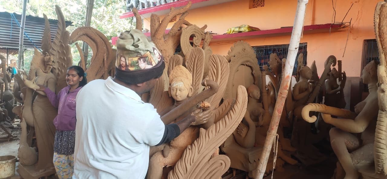 मां सरस्वती की प्रतिमाएं बनाने में जुटे मूर्तिकार