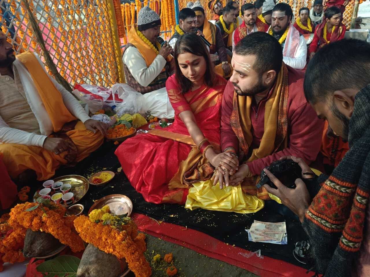 शिवलिंग स्थापना में यजमान बने स्व. आचार्य किशोर कुणाल के पुत्र व पुत्रवधू