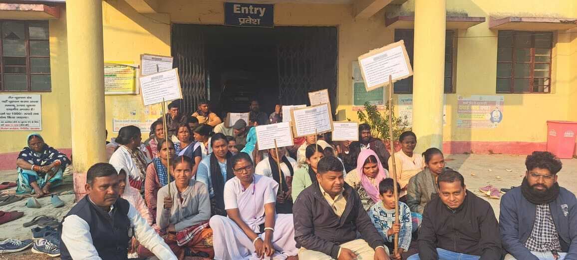 Giridih News :आउटसोर्सिंग स्वास्थ्यकर्मियों का कार्य बहिष्कार आंदोलन जारी