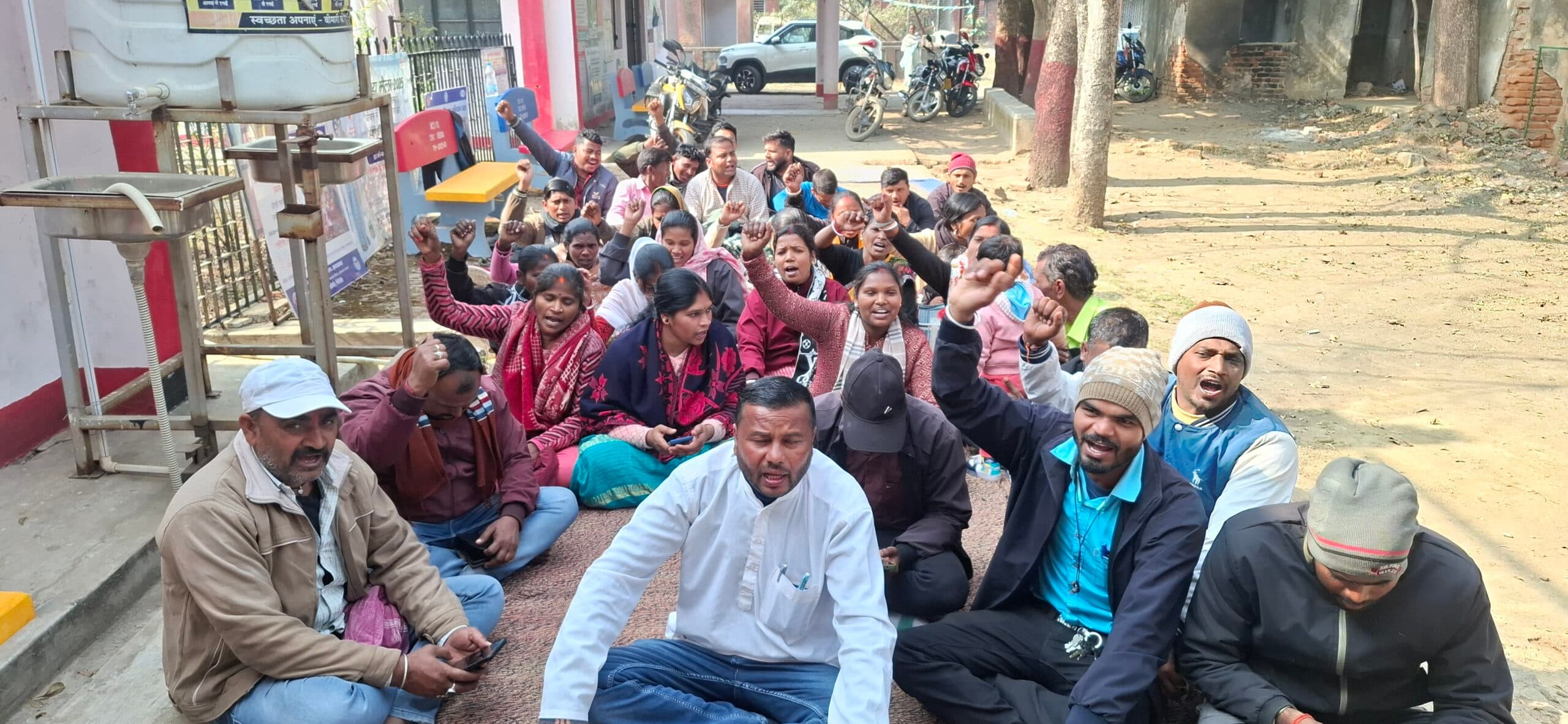 Giridih News :देवरी सीएचसी में आउटसोर्सिंग कर्मी धरना पर बैठे