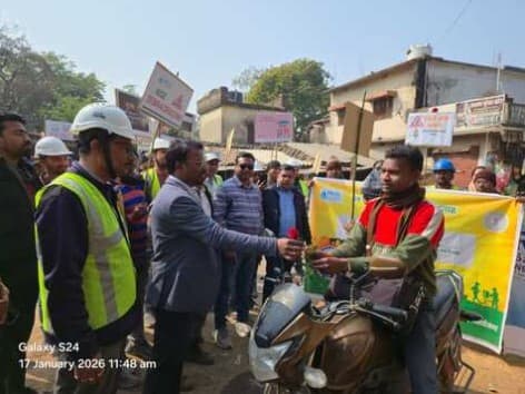 Giridih News :बिना हेलमेट बाइक चलाने वालों को बीडीओ ने दिया गुलाब