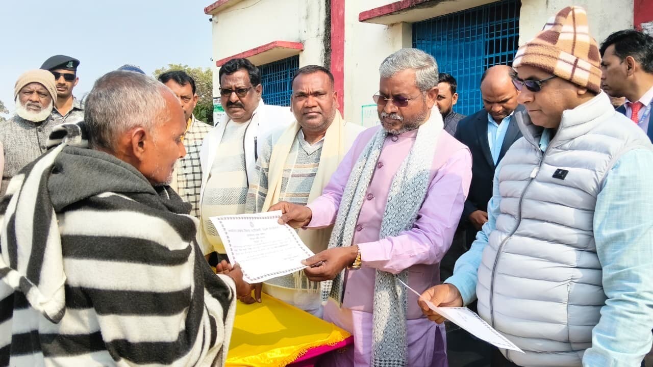 Giridih News :बाबूलाल मरांडी ने किया पेंशन स्वीकृति पत्र का वितरण