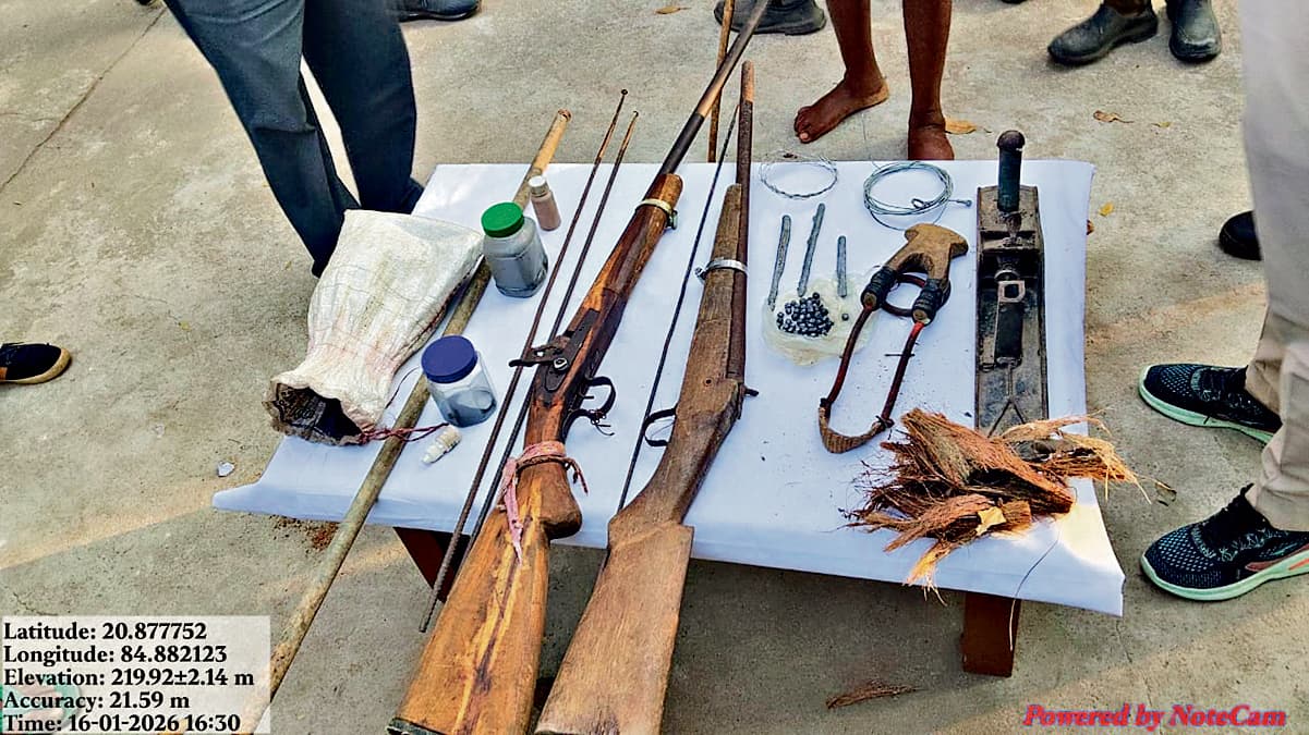 Sambalpur News: अनुगूल के दुर्गापुर गांव व कनिहा जंगल से दो गिरफ्तार, बम व बंदूकें बरामद