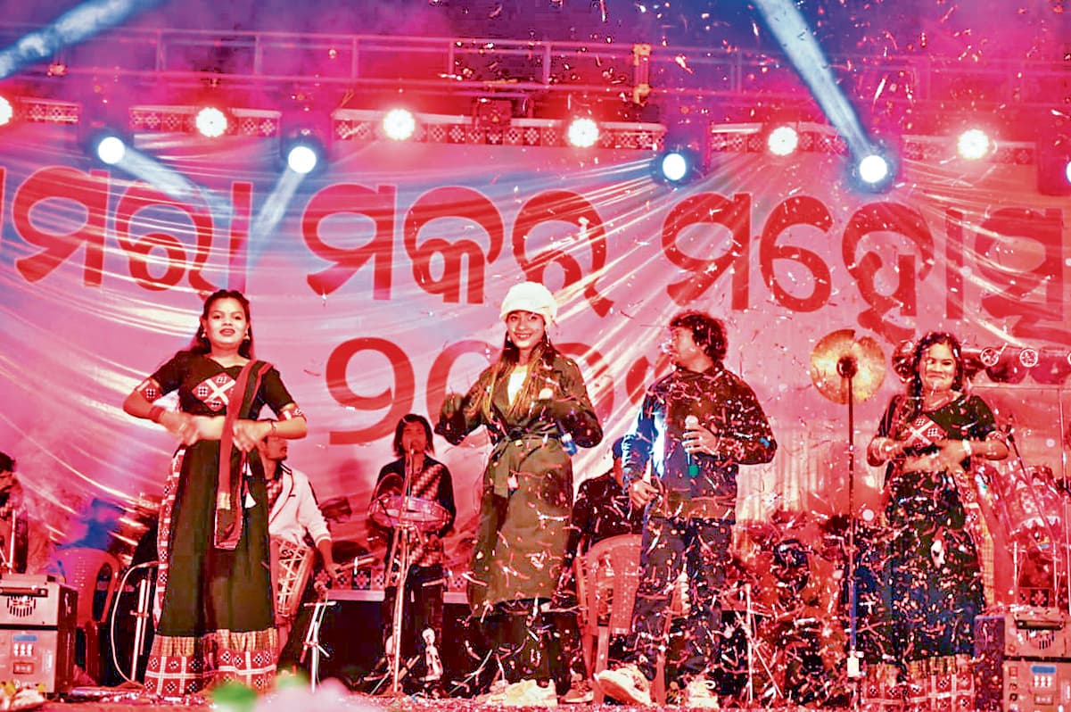 Sambalpur News: बामड़ा मकर महोत्सव में अर्चना पाढ़ी के गीतों पर देर रात तक झूमते रहे लोग