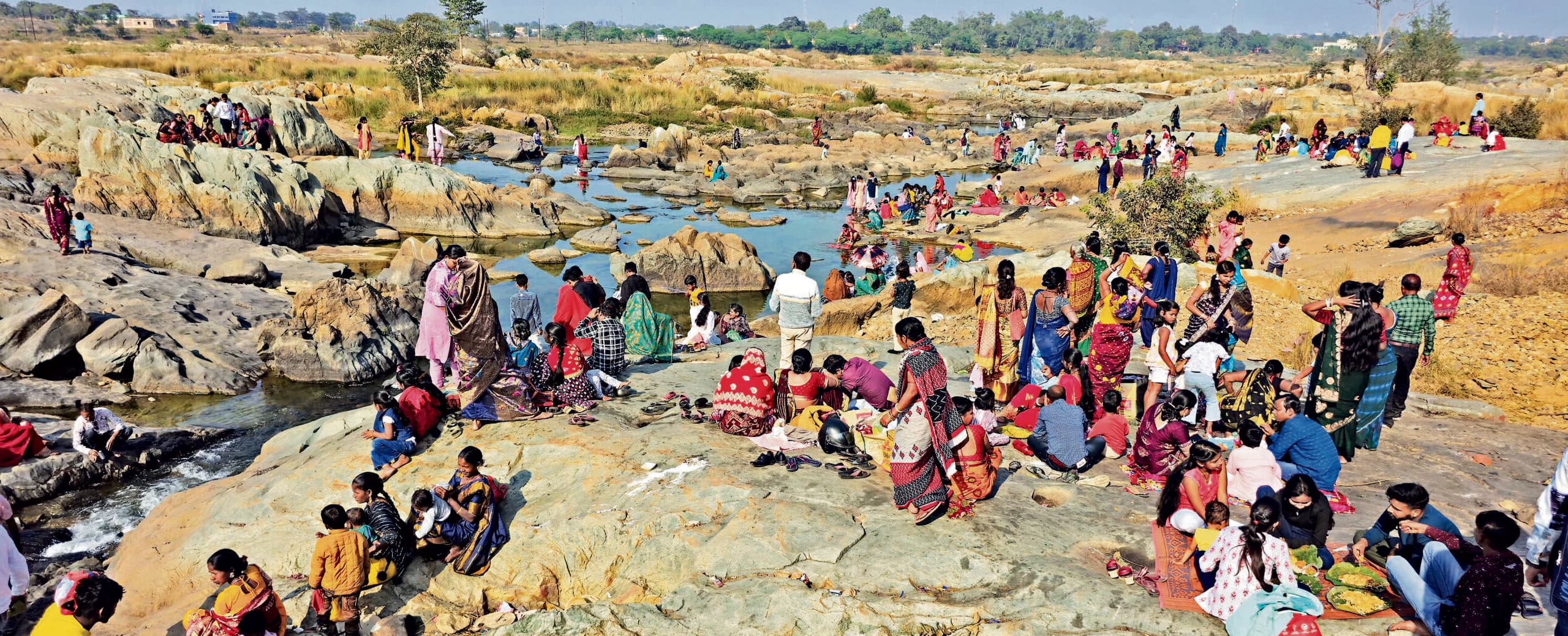 Seraikela Kharsawan News : साल भर बाद महिलाओं का मिलन, नदी तट पर उठाया व्यंजन का लुत्फ