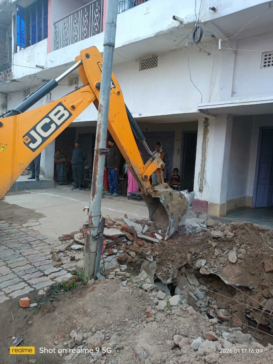 अतिक्रमण हटा, शीघ्र होगा सड़क सह नाला का निर्माण