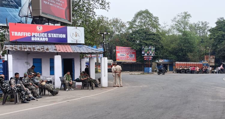 Bokaro News: हेलमेट पहनाया, माला पहनाया, टीका लगाया... पर नहीं सुधर रहे वाहन चालक