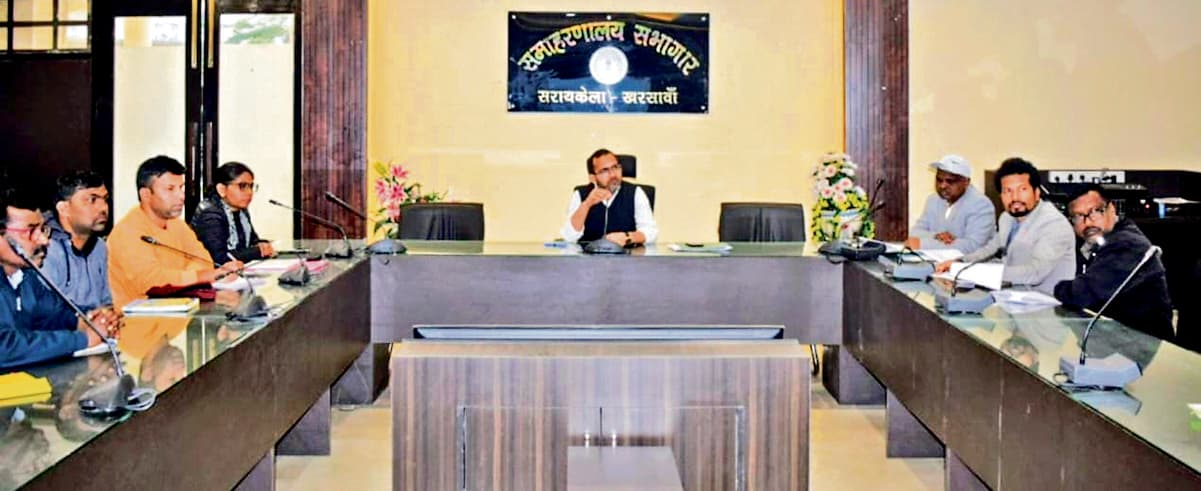 Seraikela Kharsawan News : लंबे समय से राशन नहीं उठाने वालों के कटेंगे नाम : डीसी