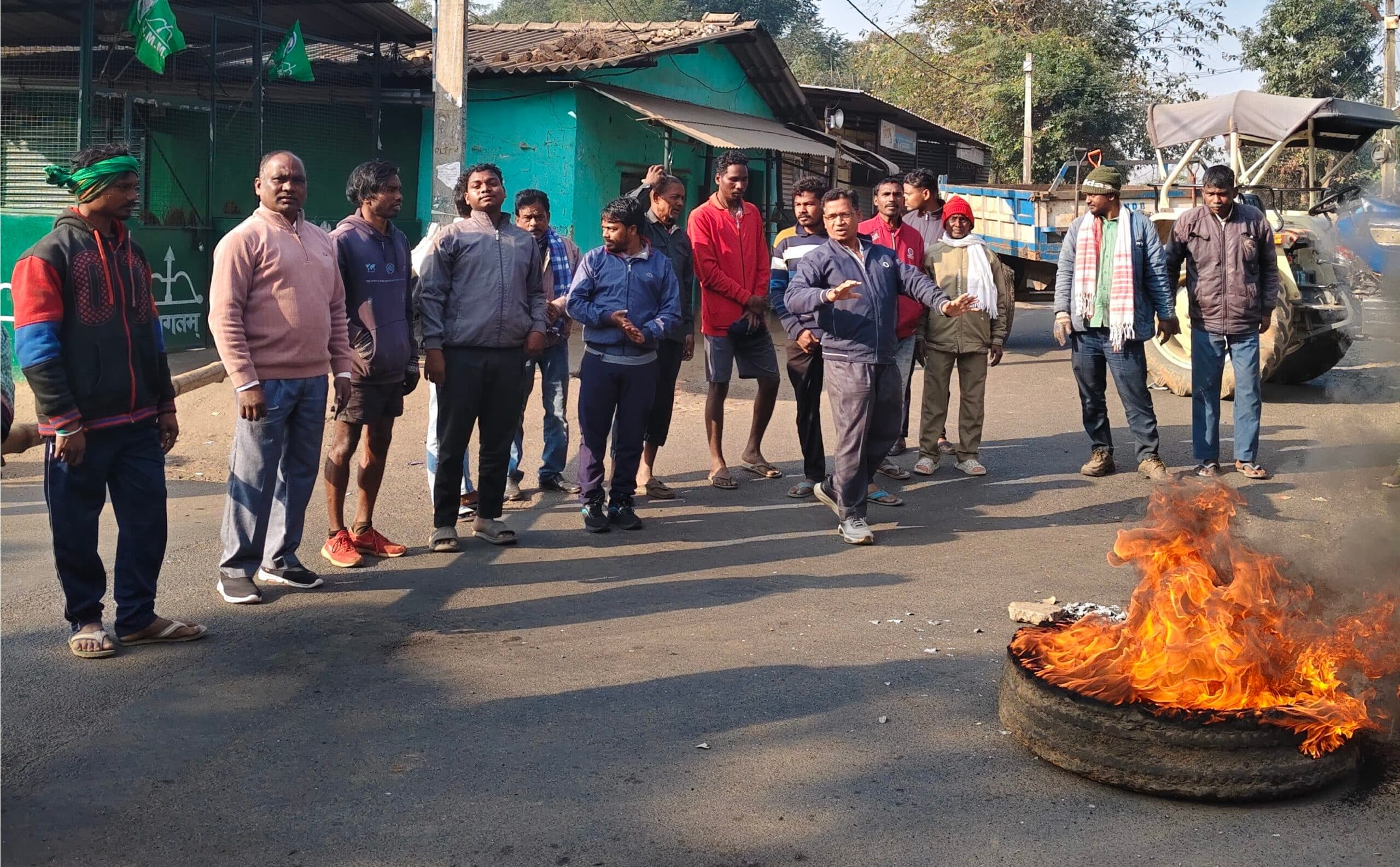 Seraikela Kharsawan News : न्याय के लिए सड़क पर उतरा आदिवासी समाज, कुचाई में झारखंड बंद का व्यापक असरखरसावां. खूंटी के पड़हा राजा सोमा मुंडा हत्याकांड के विरोध में बुलाये गये झारखंड बंद का कुचाई में व्यापक असर दिखा. शनिवार को सुबह सात बजे आदिवासी एकता मंच के सदस्य सड़क पर उतर गये. कुचाई चौक में टायर जलाकर व बांस का बल्ला लगा कर सड़क जाम कर दिया. साथ ही सभी दुकानों को भी बंद करा दिया. दोपहर एक बजे तक बाजार बंद रहा. क्षेत्र के पर्व त्योहारों को देखते हुए दोपहर एक बजे बंद समर्थक सड़क से हटे. इसके बाद ही आवागमन सामान्य हुआ. बाजर में दुकानें खुलीं. हालांकि, बंद के दौरान स्कूल, अस्पताल, दवा दुकान समेत अन्य आवश्यक सेवाओं को इससे मुक्त रखा गया था.बंद समर्थकों ने की जमकर नारेबाजी: सोमा मुंडा हत्याकांड के मुख्य साजिशकर्ताओं की गिरफ्तारी की मांग को लेकर आदिवासी संगठनों के सदस्यों ने जमकर नारेबाजी की. आदिवासी एकता मंच, कुचाई ने पड़हा राजा के मुख्य हत्यारों को गिरफ्तार करने के साथ साथ पीड़ित परिवार को मुआवजा और सुरक्षा देने की मांग की गयी. बंद कराने वालों में आदिवासी एकता मंच, कुचाई के अध्यक्ष मंगल सिंह मुंडा, जिला परिषद सदस्य जींगी हेंब्रम, मुखिया मंगल सिंह मुंजा, मान सिंह मुंडा, लखीराम मुंडा, बनवारी लाल सोय, रामचंद्र सोय, गोलाराम लोवादा शामिल थे.मुख्य साजिशकर्ता को अविलंब गिरफ्तार करे पुलिस : मंगल सिंह मुंडाआदिवासी एकता मंच, कुचाई के अध्यक्ष मंगल सिंह मुंडा ने कहा कि पड़हा राजा सोमा मुंडा की हत्या से आदिवासी समाज के सामाजिक व्यवस्था को गहरा आघात पहुंचा है. वे जल जंगल जमीन और आदिवासी समाज के लिए जीवन भर संघर्ष करने वाले शख्स थे. हत्याकांड के इतने दिनों बाद भी अभी तक हत्याकांड के मुख्य साजिशकर्ता पुलिस की गिरफ्त से बाहर है. उन्होंने शीघ्र घटना के मुख्य साजिशकर्ताओं को गिरफ्तार करने की मांग की है.