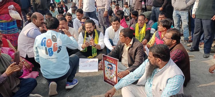 East Singhbhum News : दो घंटे एनएच जाम के बाद छह मांगों पर सहमति बनी, छठे दिन हुआ अंतिम संस्कार