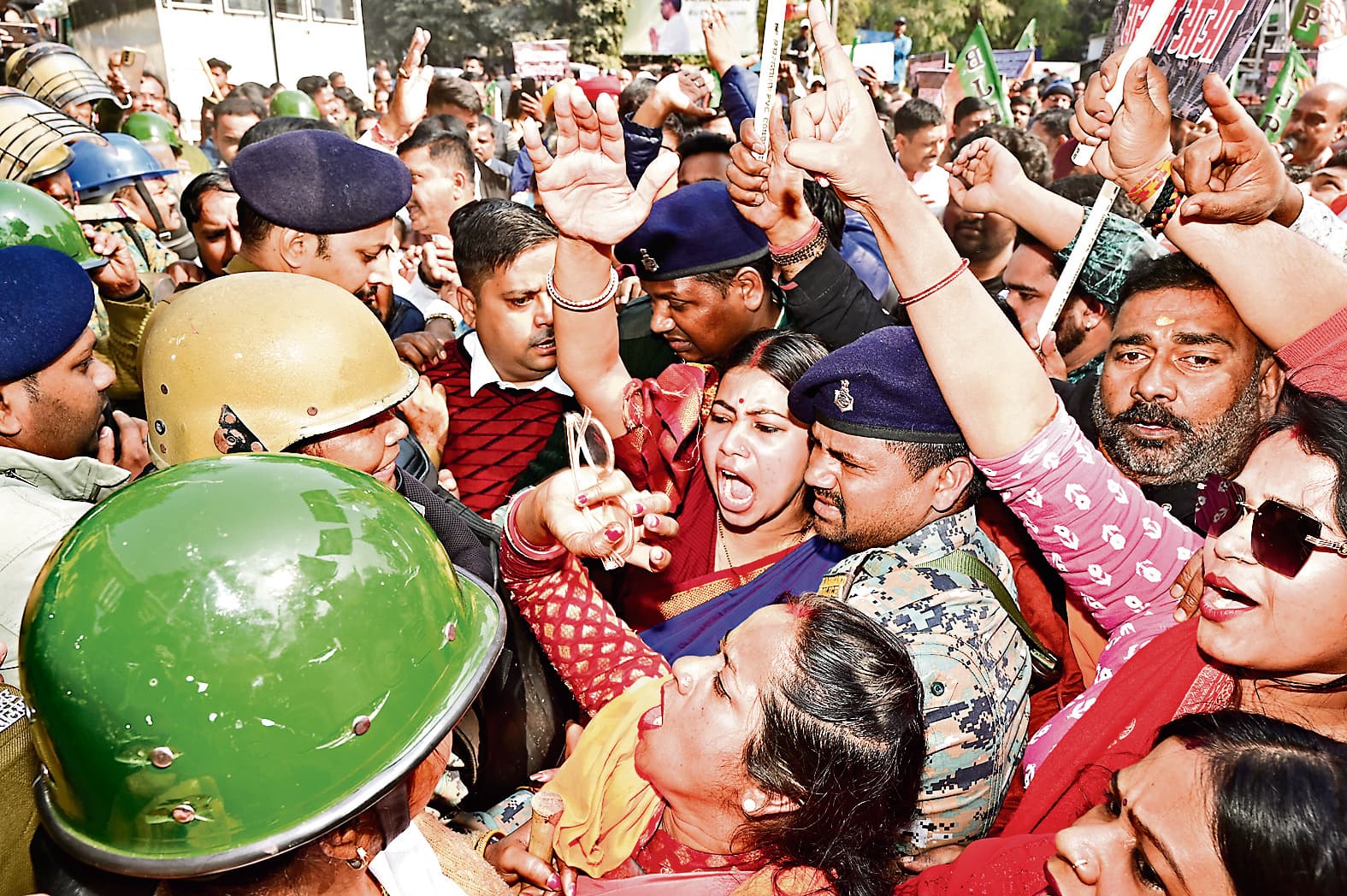 Jamshedpur News : भाजपाइयों ने एसएसपी कार्यालय के समक्ष किया प्रदर्शन, पुलिस से भिड़ीं विधायक, धक्का-मुक्की भी हुई