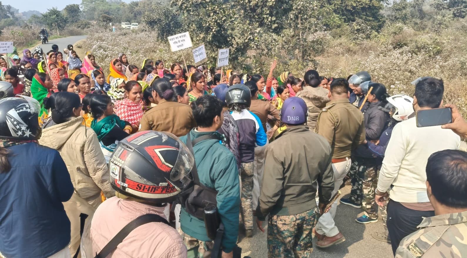 Dhanbad News: ग्रामीणों के विरोध के बीच पेटिया में एसटीपी का निर्माण शुरू, इलाका छावनी में तब्दील