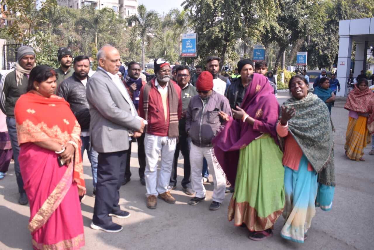 Dhanbad News: गर्भवती महिला की अस्पताल में मौत, हंगामा