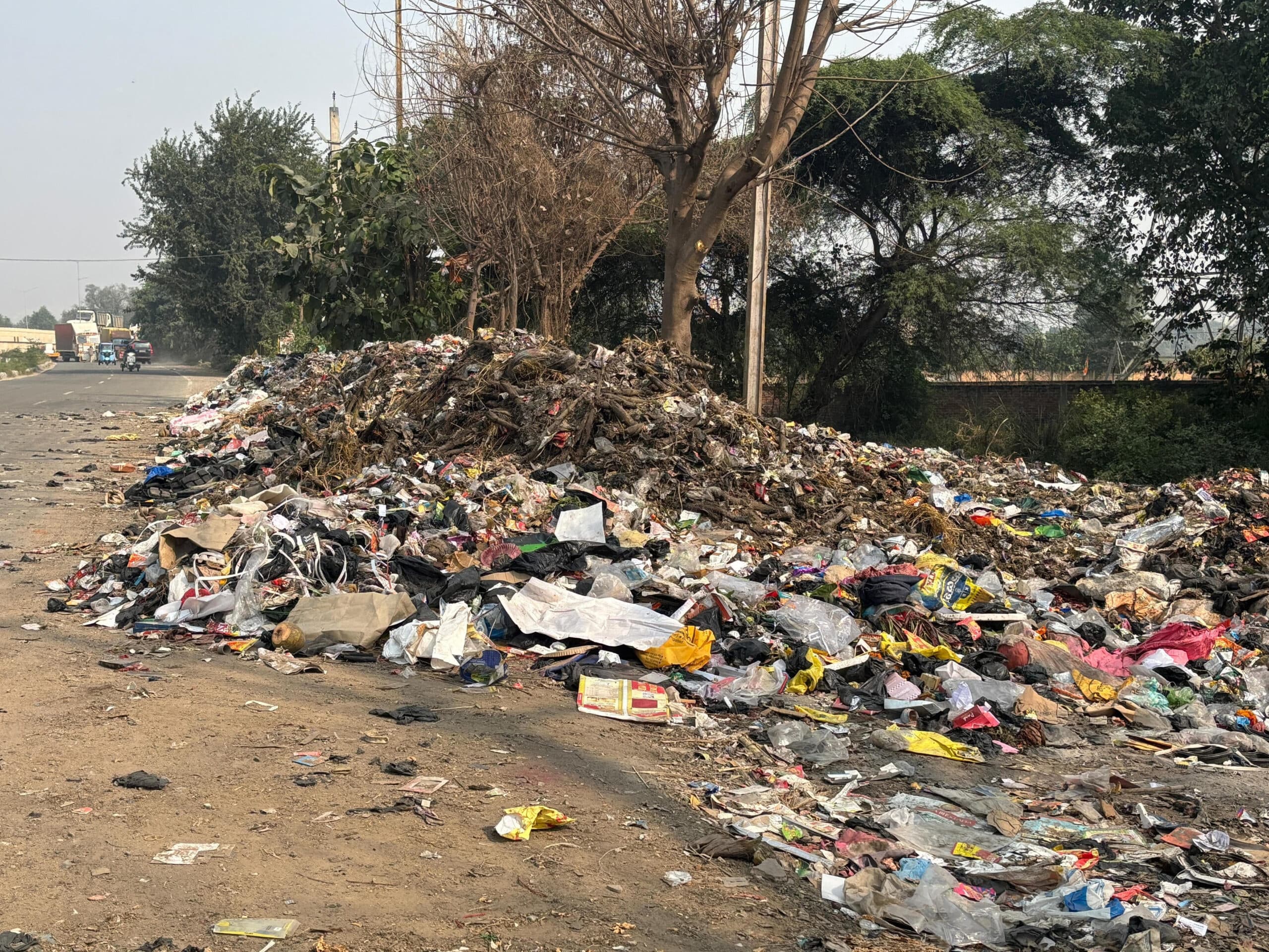 आरा नगर निगम कोईलवर में फेंक रहा कचरा