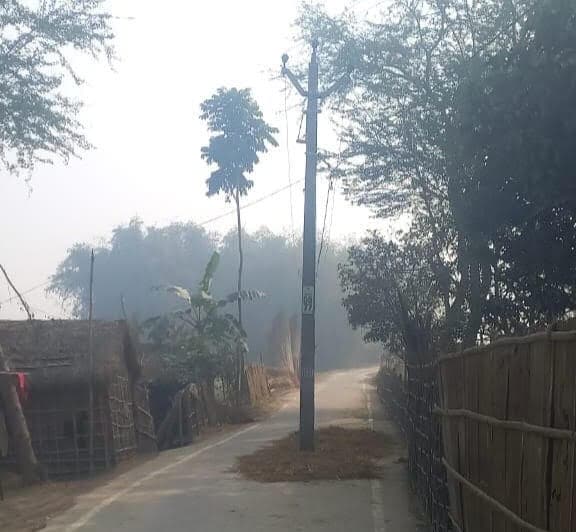 बीच सड़क पर है बिजली पोल, राहगीर परेशान