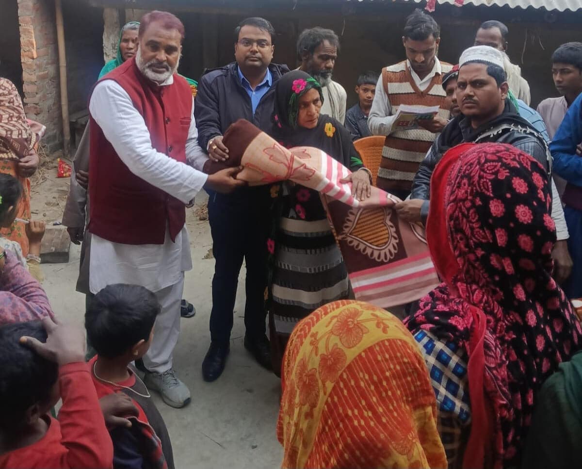 जरूरतमंदों के बीच बांटा कंबल