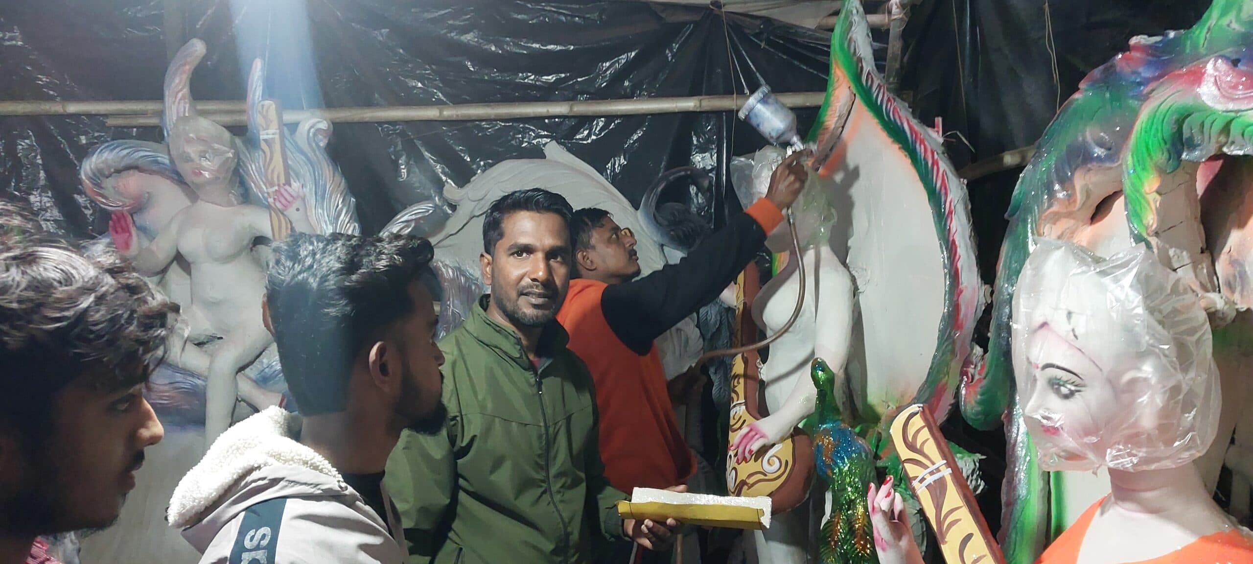 मां सरस्वती की प्रतिमा को अंतिम रूप देने में जुटे हैं मूर्तिकार