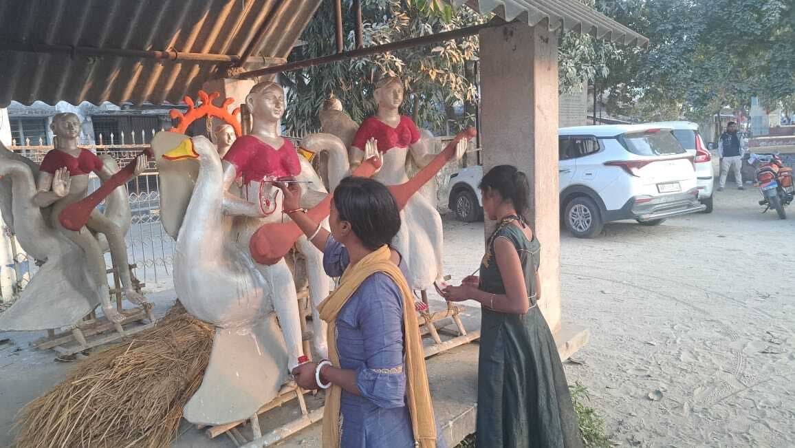 कोढ़ा की बेटियां, मूर्ति निर्माण से संवार रहीं परिवार की तकदीर