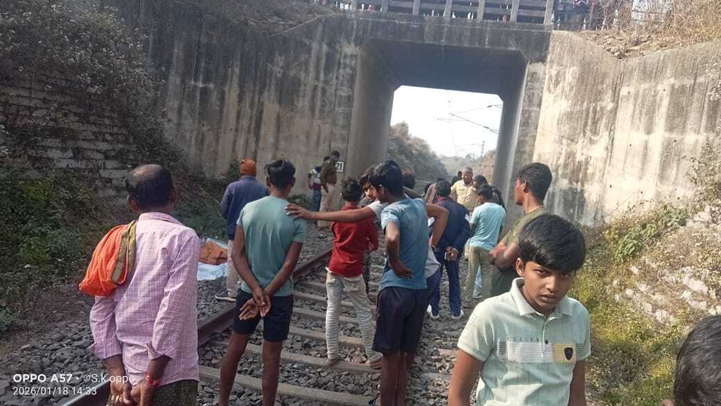 Deoghar News : पति से विवाद के बाद महिला ने ट्रेन से कटकर दी जान