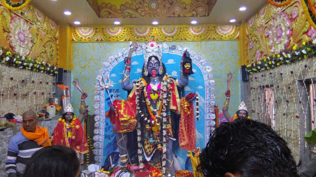 मंदिर का पट खुलते ही पूजा अर्चना को लेकर उमड़े श्रद्धालु