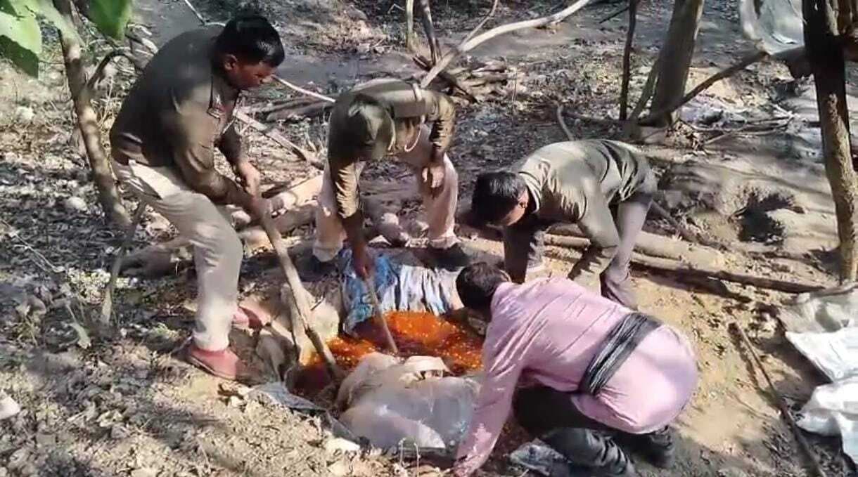 आधा दर्जन शराब भट्ठियां ध्वस्त,10 हजार लीटर महुआ घोल को किया नष्ट